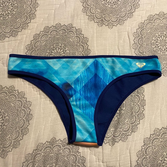 Beautiful Roxy Bikini! - Picture 6 of 7